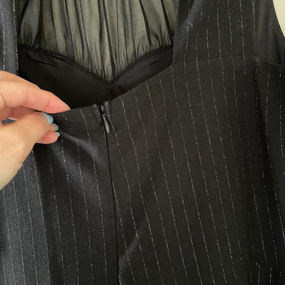 Sleeveless dress with keyhole opening - Picture 7 of 14